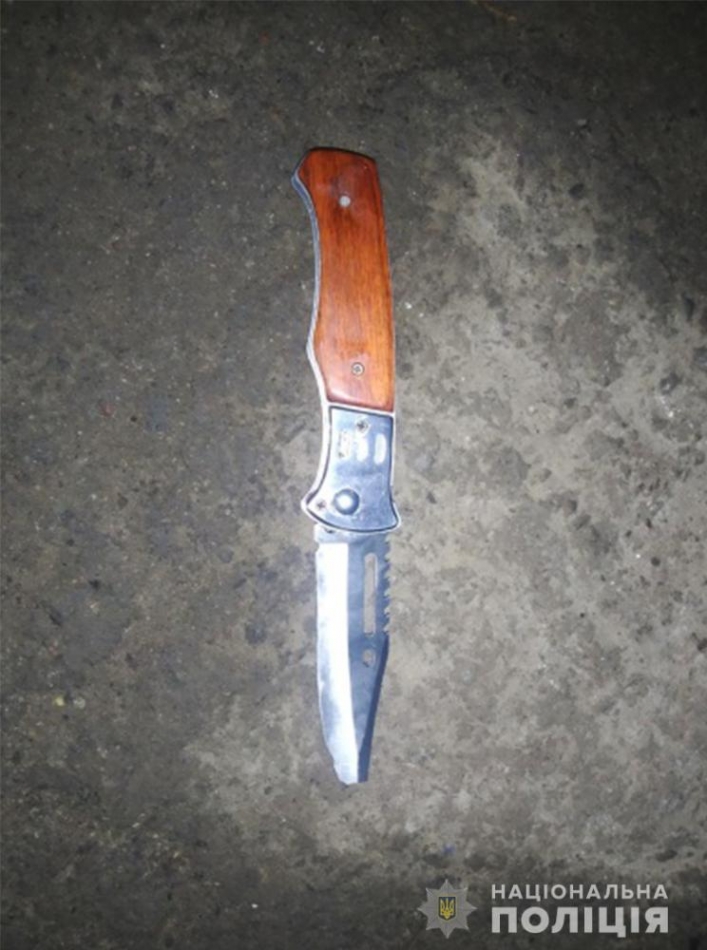 Выбивал долг - в Запорожье 22-летний парень ударил друга ножом